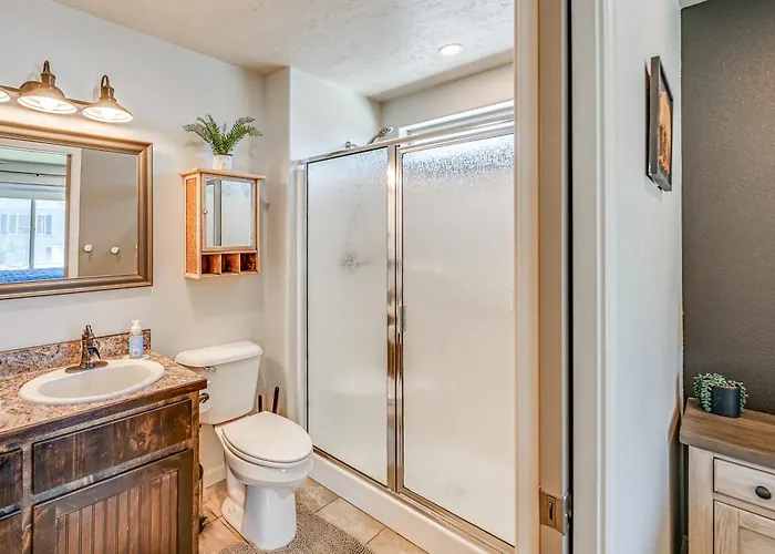Walk To Downtown: Family-friendly Home! Holiday home