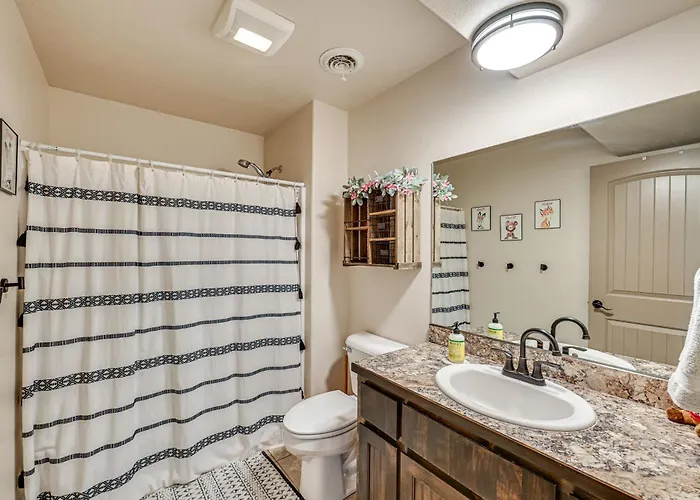 Walk To Downtown: Family-friendly Home! Holiday home Cody