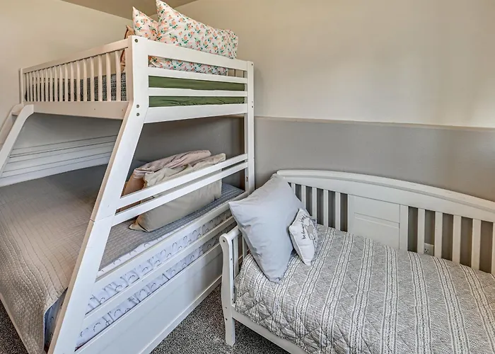 Walk To Downtown: Family-friendly Home! Holiday home