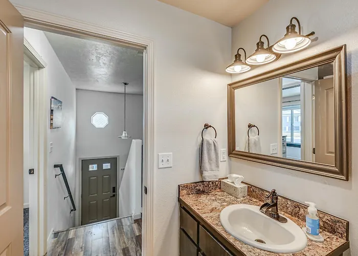 Walk To Downtown: Family-friendly Home! Holiday home *