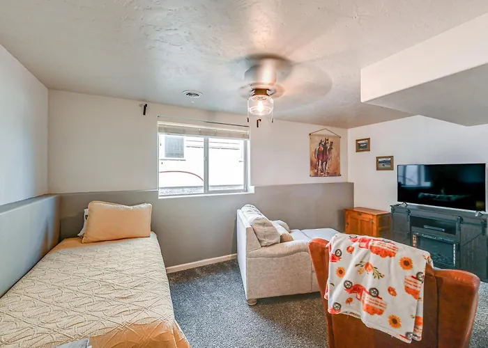 Walk To Downtown: Family-friendly Home! Holiday home